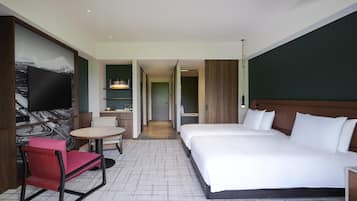 Untuvapeitot, minibaari, tallelokero huoneessa, työpöytä