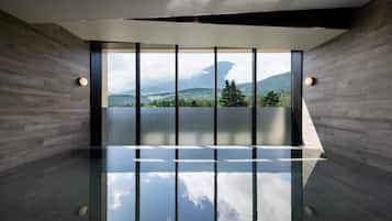 Couples treatment room(s), sauna, hot tub, steam room