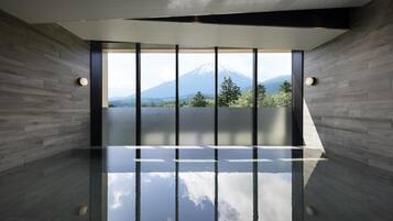 Couples treatment room(s), sauna, hot tub, steam room