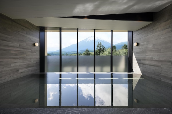 Couples treatment rooms, sauna, hot tub, steam room, hot springs