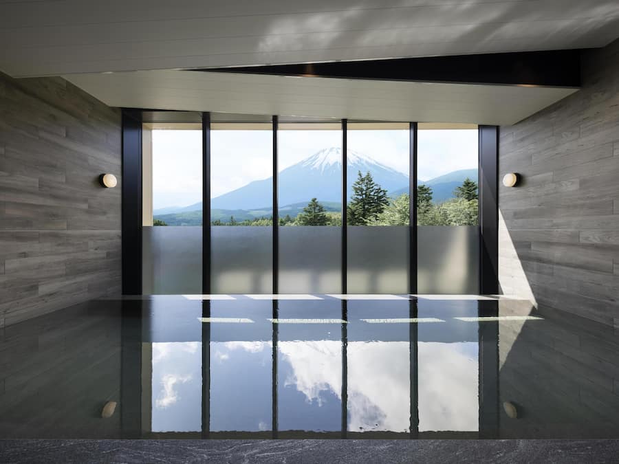 Couples treatment room(s), sauna, hot tub, steam room