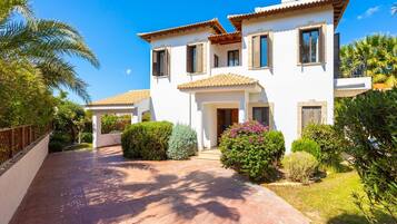 Villa | Exterior
