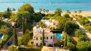 A coastal property with a swimming pool, multiple villas, and a beach view. - Villa Iliana in Poli Crysochous (Polis)