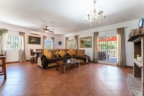 TV - Holiday Home "Casa Mis Nietos" with Pool, Garden and Wi-Fi (Monda)