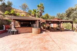 Outdoor dining - Holiday Home "Casa Mis Nietos" with Pool, Garden and Wi-Fi (Monda)