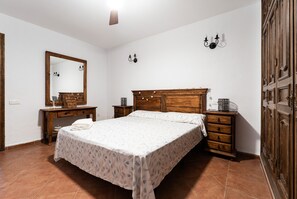 4 bedrooms, free WiFi, bed sheets - Holiday Home "Casa Mis Nietos" with Pool, Garden and Wi-Fi (Monda)