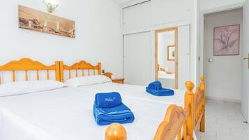 1 bedroom, bed sheets