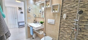 Dusche, Haartrockner, Handtücher