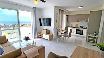 Een televisie en boeken