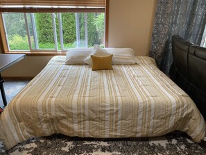 1 bedroom, desk, iron/ironing board, free WiFi - Home: Sleeps 4, Bedroom, Living, Bath, Office, Patio (Bothell)