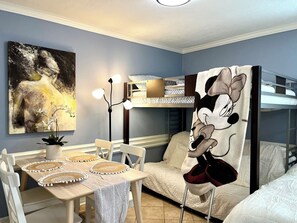 1 habitación, caja de seguridad en la habitación y escritorio