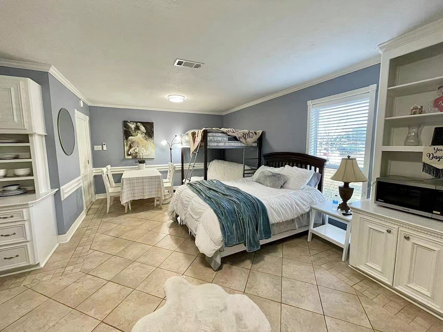 Beautiful remodeled historical house - guest suite B - 1.2 mile to Katy Mills!