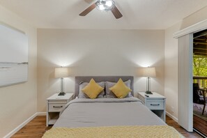 3 室のベッドルーム、デスク、WiFi (無料)、ベッドシーツ