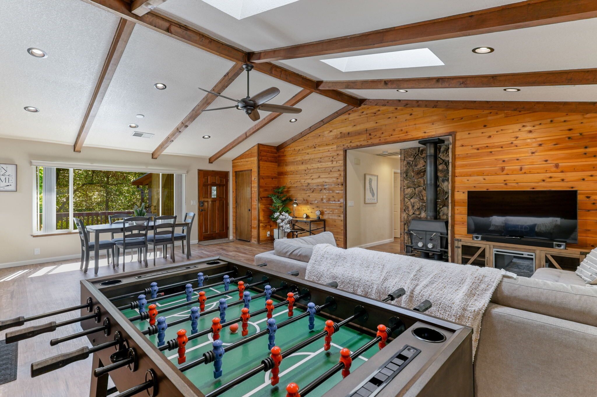 Timber Lodge : Tranquil Forest & Easy Lake access!