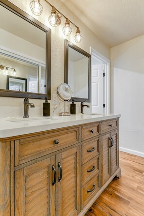 シャワー付き浴槽、ヘアドライヤー、タオル、石鹸