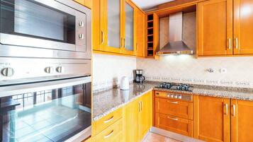 Geladeira, micro-ondas, fogão, cooktop