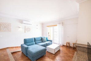 Fernseher, Kamin, Tischtennisplatte