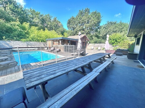 Two houses, max. 29 people, 11 bedrooms, swimming pool, bocce court, foosball table, ping-pong table