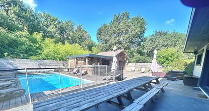 Two houses, max. 29 people, 11 bedrooms, swimming pool, bocce court, foosball table, ping-pong table