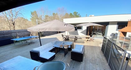 Two houses, max. 29 people, 11 bedrooms, swimming pool, bocce court, foosball table, ping-pong table