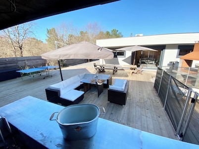 Two houses, max. 29 people, 11 bedrooms, swimming pool, bocce court, foosball table, ping-pong table