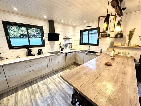 Réfrigérateur, micro-ondes, four, plaque de cuisson