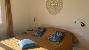 3 slaapkamers, een strijkplank/strijkijzer, reisbedje, gratis wifi