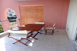 Outdoor dining - Apartment in Rafina with Garden & BBQ (Rafina)