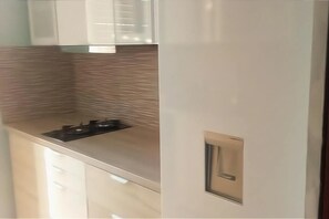 Réfrigérateur, micro-ondes, four, plaque de cuisson