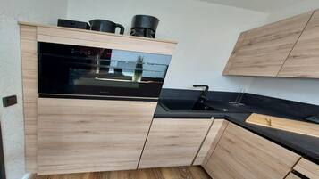 Kühlschrank, Mikrowelle, Herdplatte, Geschirrspüler