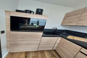 Kühlschrank, Mikrowelle, Herdplatte, Geschirrspüler