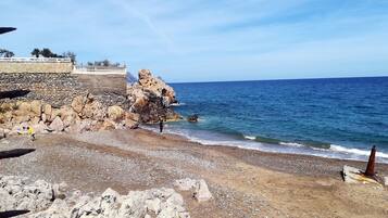 Una spiaggia nelle vicinanze