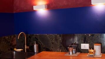 Frigorifero, forno, piano cottura, macchina per tè/caffè