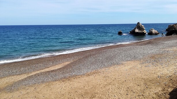 A beach with pebbles and sand, a clear sky, and calm water. - Holiday home in Nieuw-Loosdrecht (Torre Colonna-Sperone)