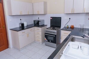 Fridge, microwave, cookware/dishes/utensils - Stay.Plus Airport Transit House (Syokimau)