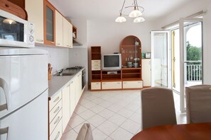 Kylskåp, mikrovågsugn, ugn och spishäll