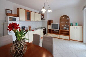 Geladeira, micro-ondas, fogão, cooktop