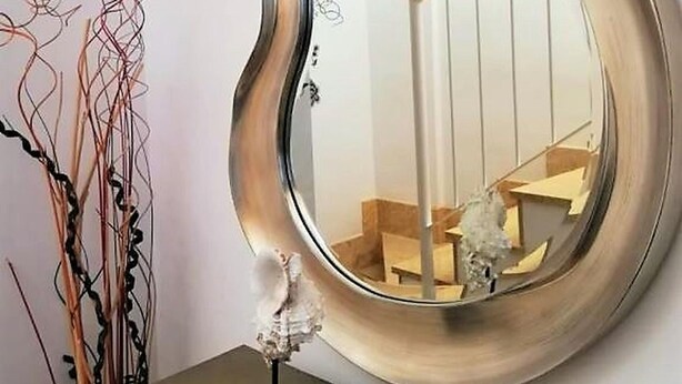 A round mirror with a metallic frame on a wall. - Belvilla by OYO Cala I (Vera Playa)
