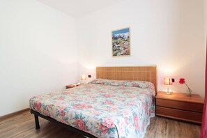 2 habitaciones, tabla de planchar con plancha y cuna de viaje 