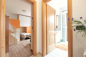 2 bedrooms, iron/ironing board, Internet