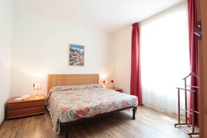 2 habitaciones, tabla de planchar con plancha y cuna de viaje 