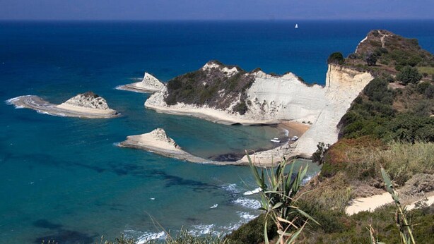Un paysage côtier avec des falaises et une vue dégagée sur la mer.