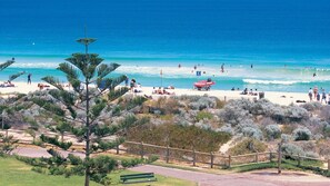 Playa en los alrededores y toallas de playa 