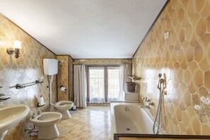 Combined shower/tub