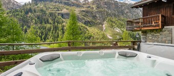 Chalet Joséphine - 108m², 5 Bedrooms, 5 Bathrooms - Ski-in/Ski-out, Jacuzzi, Stunning Views