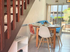 Dining - Charming 3-Room Apartment, AC, 400m from Beach, Parking, Sleeps 4 (Port-la-Nouvelle)