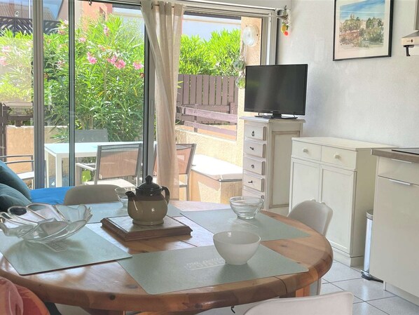 Dining - Charming 3-Room Apartment, AC, 400m from Beach, Parking, Sleeps 4 (Port-la-Nouvelle)