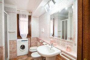 Combined shower/tub