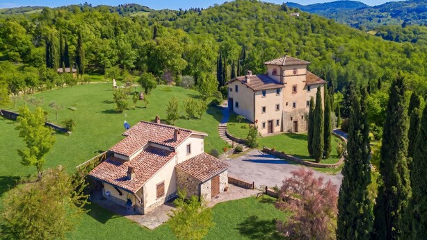 A large estate with a central building, a smaller annex, and a well-maintained lawn. - Villa La Chiesina (Arcidosso)