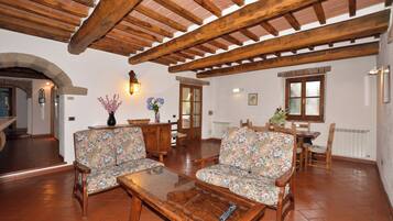 Family Villa, Multiple Bedrooms, Mountainside (Villa La Chiesina) | Interior